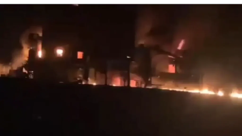 Iran/ Cisterna me mbi 2 milionë fuçi naftë merr flakë oil tanker