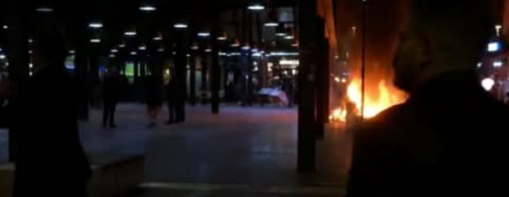 Protestuesit zhvendosen te “Pazari i ri”, i vënë flakën koshave dhe zonës pranë tregut me strukturë druri. Banorët hedhin ujë nga ballkonet pazari i ri