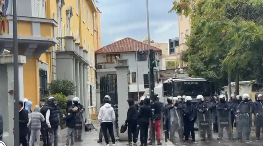 Policia vendoset në gatishmëri, nis grumbullimi i protestuesve te Ministria e Arsimit protesta 1