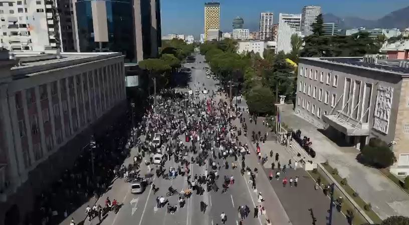 Protestat/ Sindikata e Pedagogëve vendos bojkotin e mësimit në universitete: Vetëm 10% e personelit akademik firmosi peticionin për dorëheqjen Ramës protesta 15