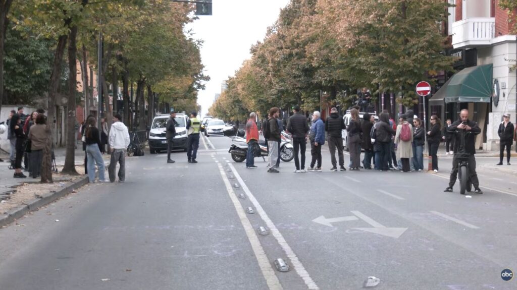 Masat e reja ‘qetësojnë’ protestuesit/ Protesta para Kuvendit, dhunë vetëm në sallë protesta 24