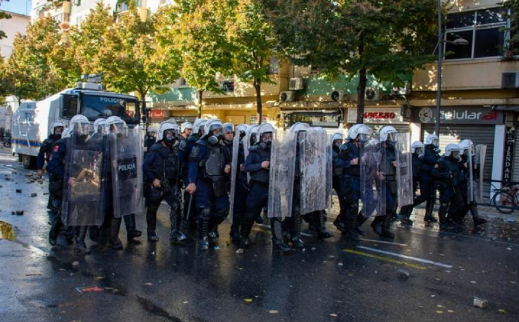 ‘Mosbindje civile’ rrugëve të Tiranës, protestuesit “luftë” me Policinë prej tetë orësh protestee