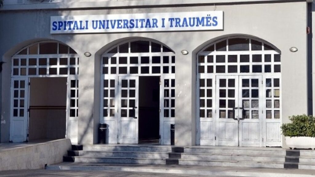 19 të lënduar nga protesta/ Gazetari goditet me tullë në kokë, nën kujdes mjekësor edhe një punonjës i trupit diplomatik qsut