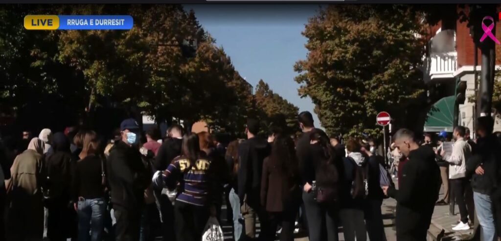 Pak studentë para Ministrisë së Arsimit/ Pas dhunës paralizohet aktiviteti tregtar në Rrugën e Durrësit rruga e durresit