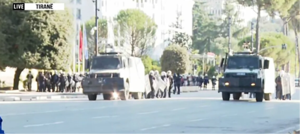 Pas sulmit të selisë së PS-së, protestuesit zhvendosen te Kryeministria, marrin gurë me vete dhe barriera metalike sulm