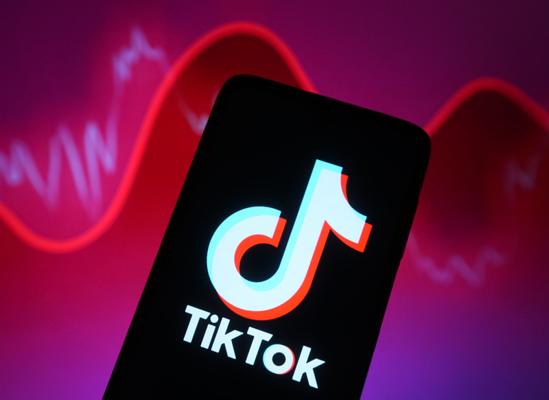 Masat e reja të TikTok ndaj trazirave, bllokohen kërkimet nxitëse dhe kufizohet monetizimi i transmetimeve tik tok
