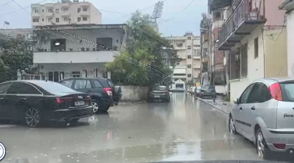 Reshjet e dendura të shiut përmbytin rrugët në Vlorë, alarm për pusetat e bllokuara dhe ujin pranë banesave vlore