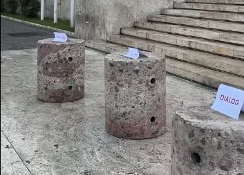 Rama bën sërish thirrje për dialog/ Pas thyerjes së karrigeve nga protestuesit, i zëvendëson me stola guri wef