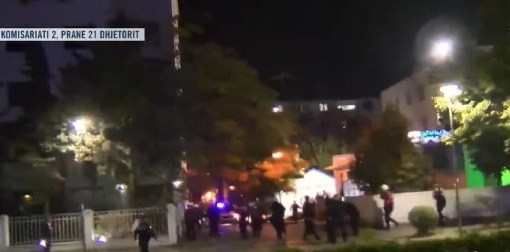 Protestuesit i vënë zjarrin godinës së Komisariatit nr. 2, ndërhyjnë forcat “Shqiponja” zjarr